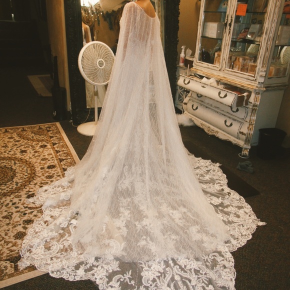WEDDING DRESS - Picture 5 of 6